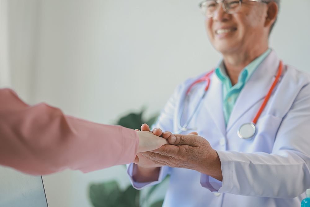 O médico está dando conselhos e recomendando métodos de saúde ao paciente de forma amigável