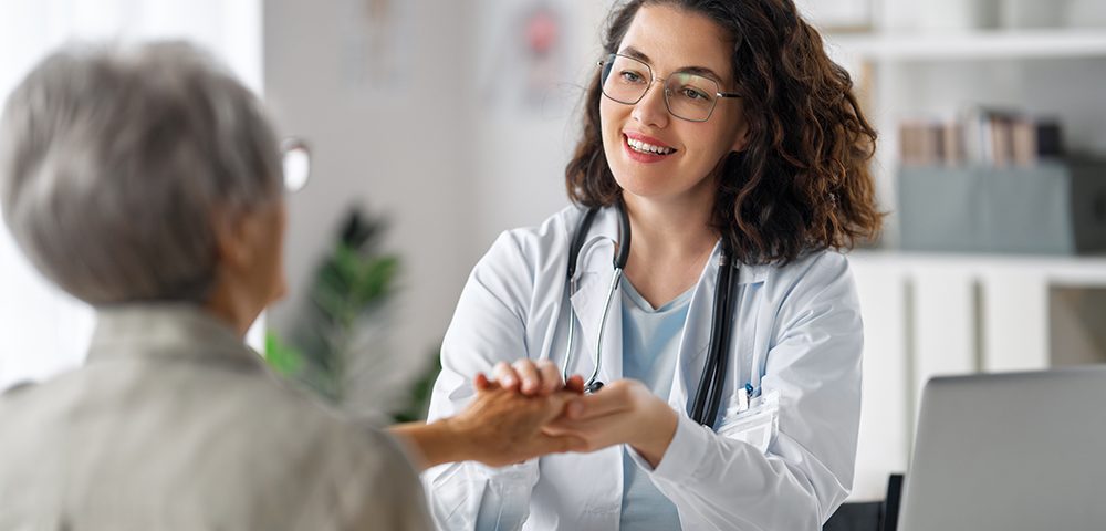 Médico orientando paciente sobre prevenção e diagnóstico precoce das hepatites virais.