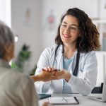 Médico orientando paciente sobre prevenção e diagnóstico precoce das hepatites virais.
