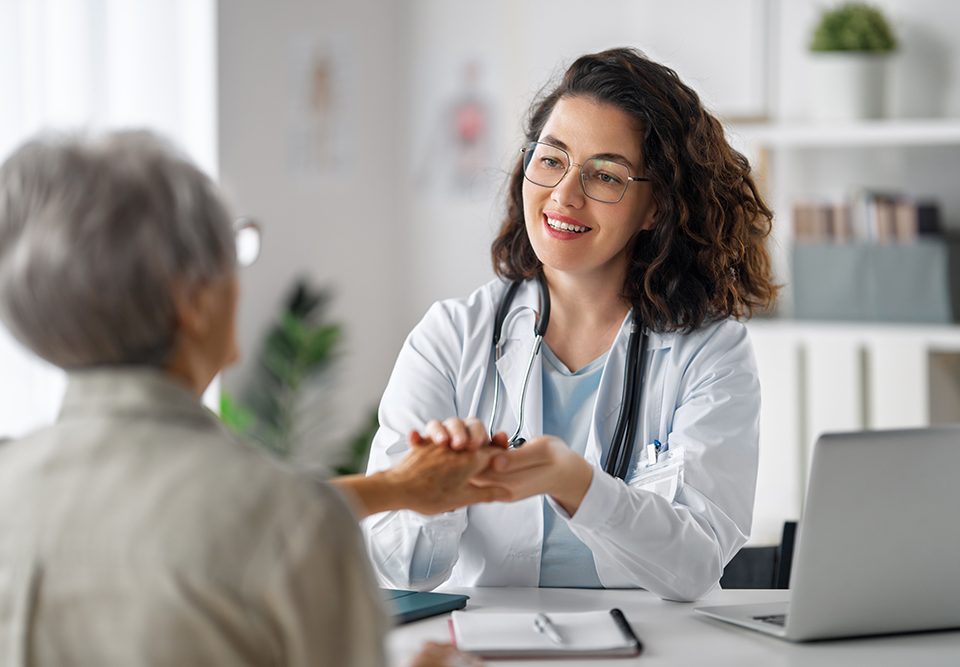 Médico orientando paciente sobre prevenção e diagnóstico precoce das hepatites virais.